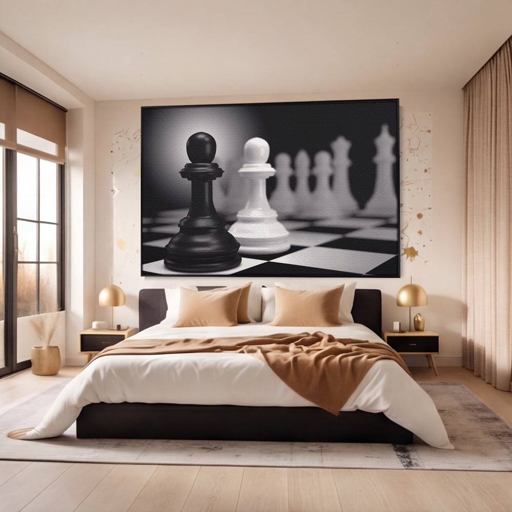 Tablou canvas cu tablou canvas cu piese de sah alb-negru, in rama de aluminiu negru, pe perete intr-un dormitor
